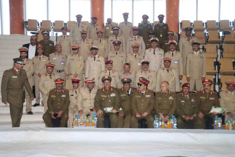 وزير الدفاع يلتقي الخريجين اليمنيين من كليات السودان العسكرية