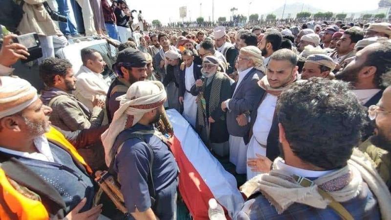 بالصور .. الآلاف يُشيعون جثمان الشيخ صادق الأحمر في صنعاء