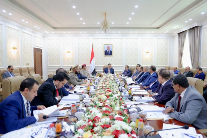 صحيفة لندنية: تعديلات مرتقبة في الحكومة اليمنية تشمل رئيسها "معين عبدالملك"
