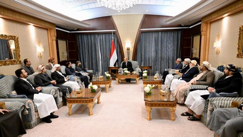 رئيس مجلس القيادة الرئاسي يستقبل اسرة فقيد الوطن الشيخ الاحمر