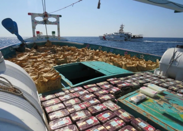 البحرية الأمريكية تعلن ضبط كمية كبيرة من المخدرات في خليج عُمان