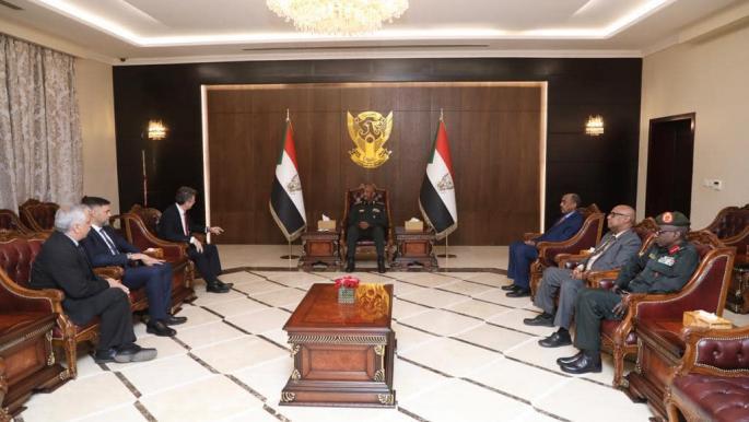 رئيس مجلس السيادة السوداني يلتقي وزير الخارجية الإسرائيلي في الخرطوم: استئناف التطبيع