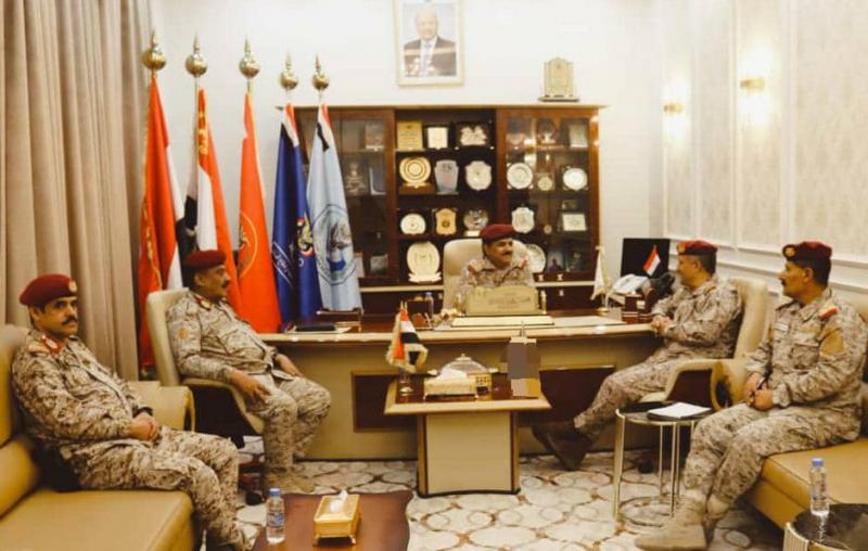 وزير الدفاع يلتقي في عدن قائد المنطقة العسكرية الثالثة