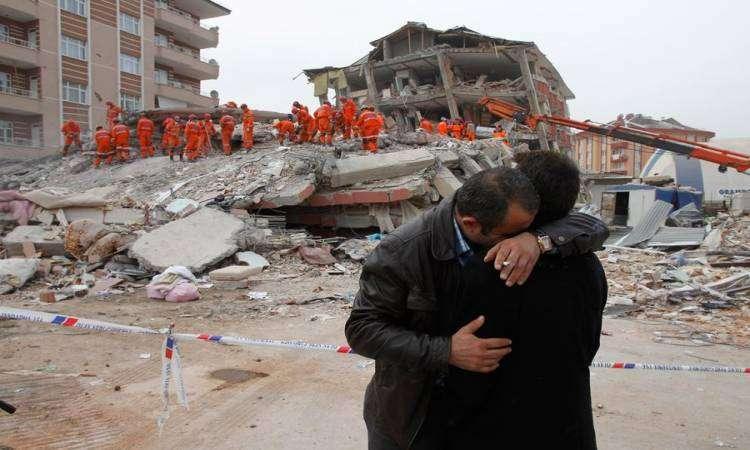 عائلات يمنية تحت الانقاض في مناطق زلزال تركيا