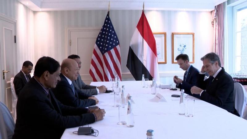 رئيس مجلس القيادة الرئاسي يبحث ووزير الخارجية الاميركي العلاقات الثنائية ومستجدات الوضع اليمني