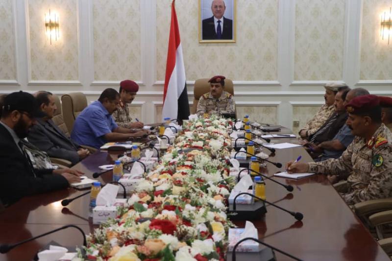 وزير الدفاع يعقد اجتماعا مع فريق العمليات في اللجنة العسكرية الأمنية المشتركة