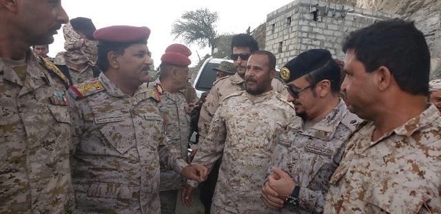 وزير الدفاع يتفقد المقاتلين في جبهة ثرة بمحافظة ابين