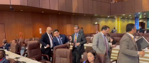 فيديو يُظهر لحظة انسحاب وفد بلادنا من مؤتمر الأمم المتحدة أثناء صعود ممثل إيران
