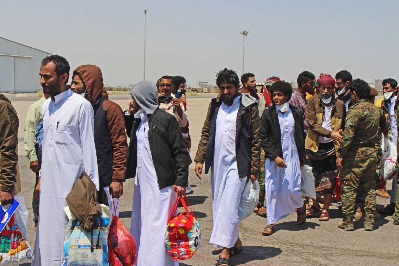 تجميع أسرى الحوثيين تمهيداً لنقلهم الى صنعاء عبر مطار عدن
