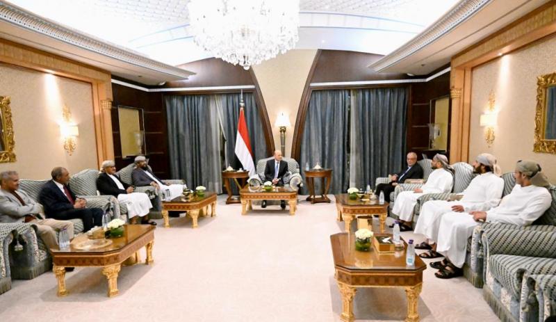 رئيس مجلس القيادة الرئاسي يستقبل العميد محمد صالح وعفاش طارق المحررين من سجون المليشيات