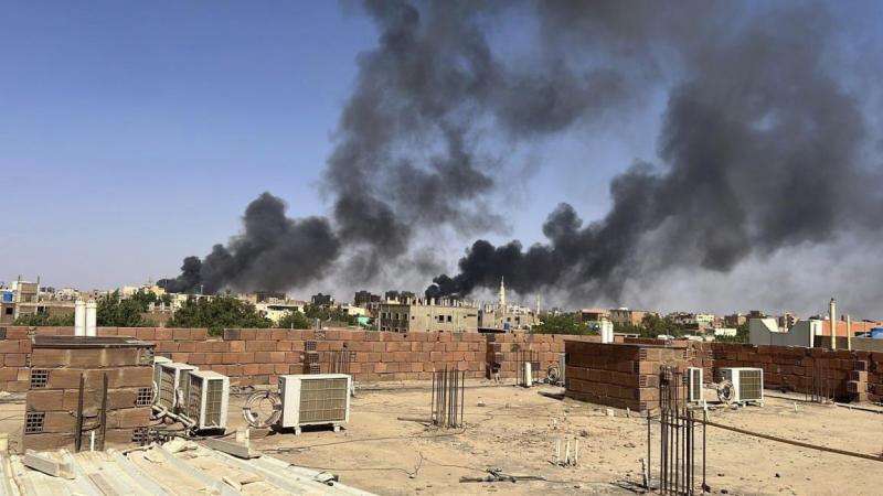 اشتباكات السودان: معارك في الخرطوم وأم درمان ودول تبدأ إجلاء رعاياها