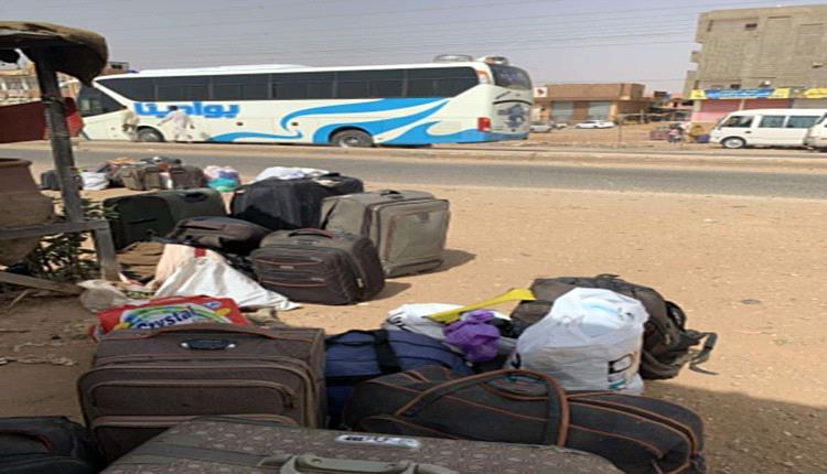 العميد طارق والشيخ حمود المخلافي يقدمان مبلغ مائتي الف دولار لنقل اليمنيين العالقين في السودان