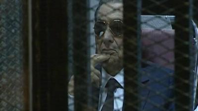  تبرئة  " الرئيس المصري السابق " مبارك ومعاونيه في كل القضايا المنظورة