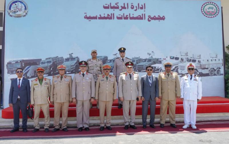 وزير الدفاع يزور كلية الاركان ومجمع الصناعات في القاهرة