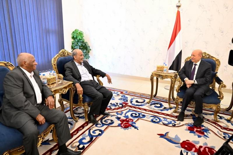 رئيس مجلس القيادة الرئاسي يستقبل اللواءين محمود الصبيحي وفيصل رجب