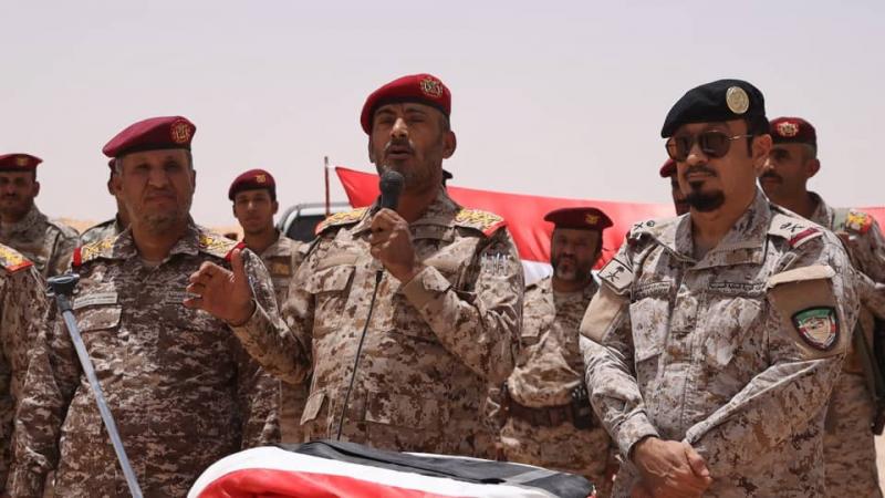 رئيس هيئة الأركان العامة يتفقد القوات العسكرية في محور عتق