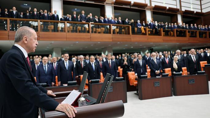 أردوغان يؤدي اليمين الدستورية لولاية رئاسية ثالثة: تعهد بتنفيذ "رؤية قرن تركيا"