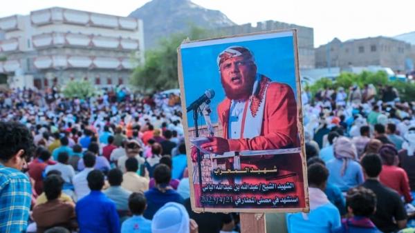 الآلاف يشيعون جثمان الشيخ "عبدالله الباني" ويجددون المطالبة بالقبض على جميع القتلة