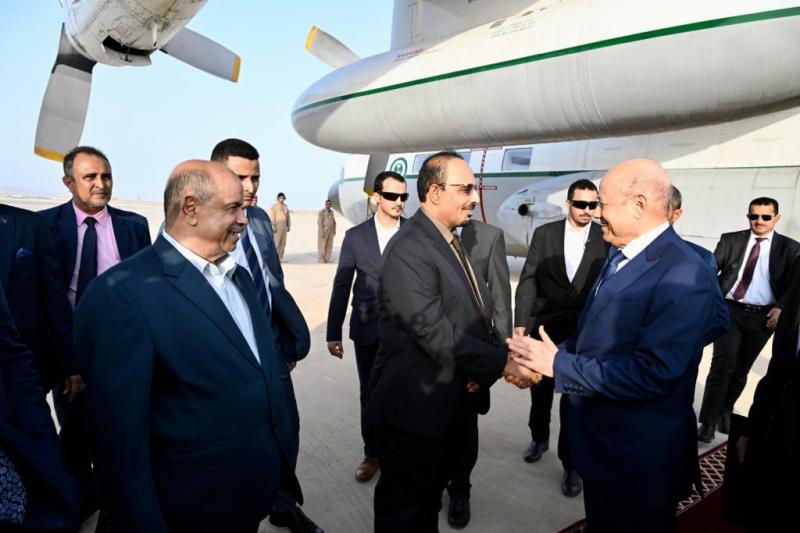 رئيس مجلس القيادة الرئاسي يصل المكلا في زيارة تفقدية لمحافظة حضرموت