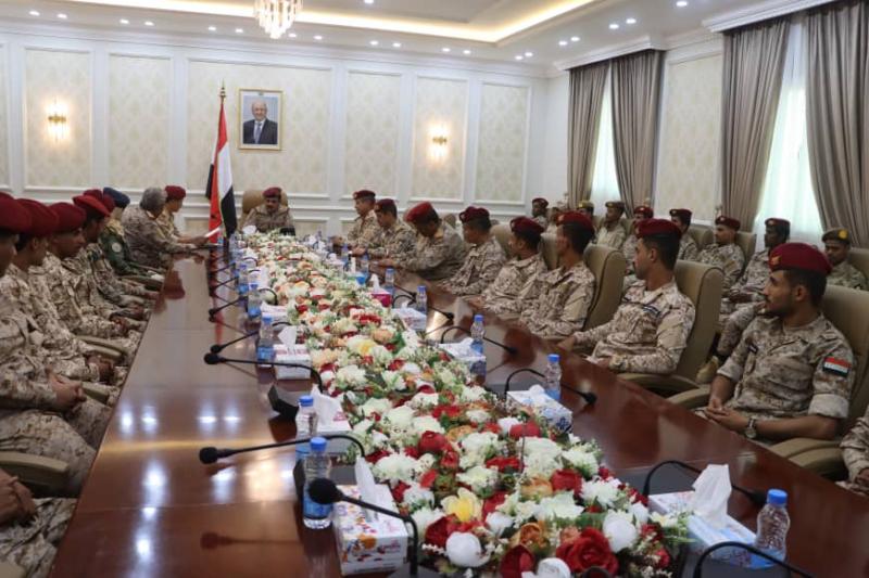 وزير الدفاع يجتمع بالطلاب المبتعثين في السودان لترتيب اوضاعهم في الكليات العسكرية