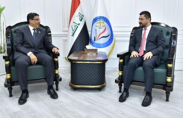 وزير الخارجية يبحث مع وزير العدل العراقي إمكانية نقل 11 معتقلا لإكمال محكوميتهم في السجون اليمنية