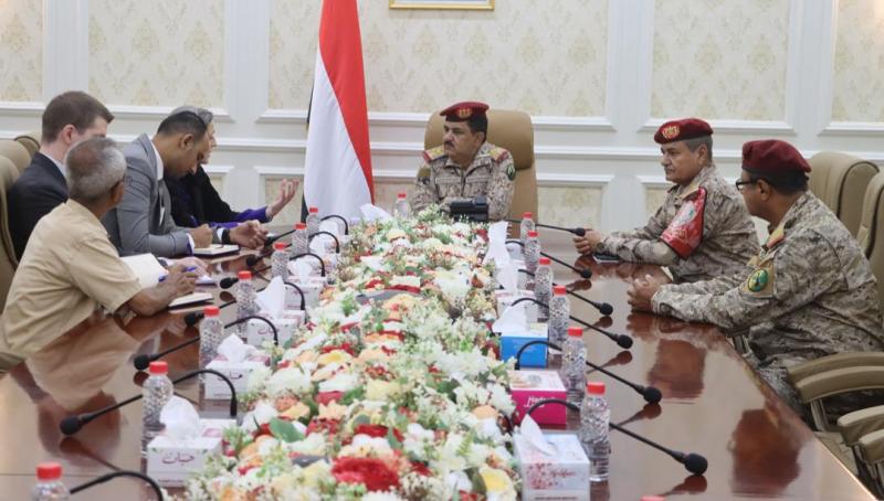 وزير الدفاع يؤكد استمرار الحوثيين في عملياتهم الإرهابية