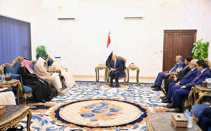 رئيس مجلس القيادة الرئاسي يستقبل في عدن الامين العام لمجلس التعاون لدول الخليج العربية