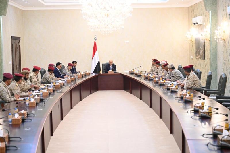 رئيس مجلس القيادة الرئاسي يجتمع بوزير الدفاع وقيادة المنطقة العسكرية الرابعة