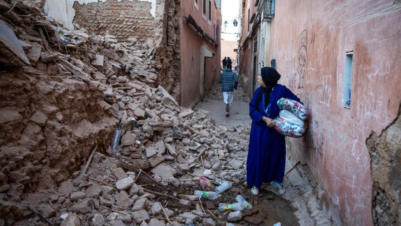 حصيلة زلزال المغرب العنيف تتخطى 800.. والمئات تحت الأنقاض