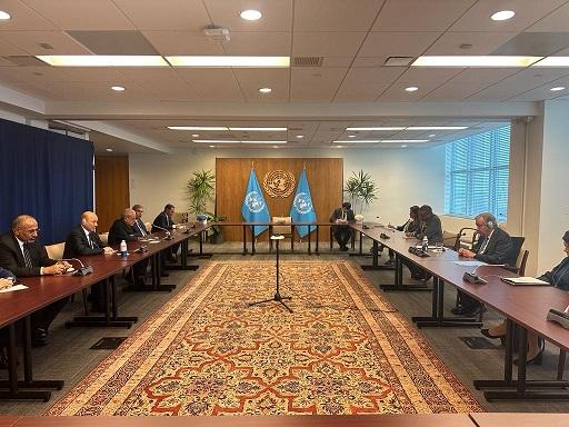رئيس مجلس القيادة الرئاسي يبحث وامين عام الأمم المتحدة الوضع الانساني وجهود احلال السلام في اليمن
