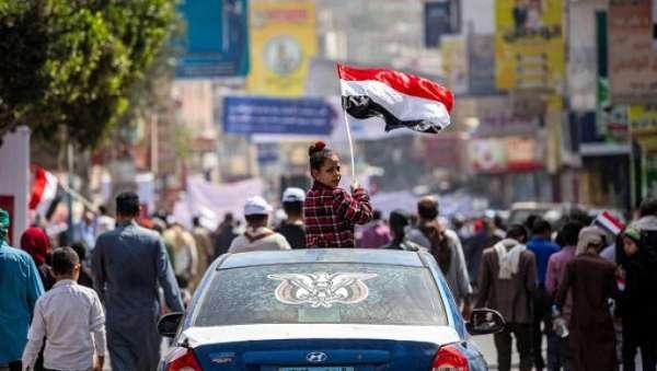 الحوثي شمالاً والانتقالي جنوباً.. "رفض رفع علم اليمن" انعكاسات لأزمة الهوية الوطنية