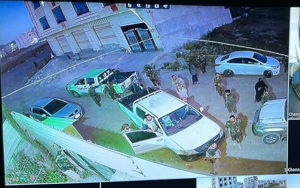 قيادي حوثي يقول إن عشرات المسلحين الملثمين والزينبيات يقتحمون منزله
