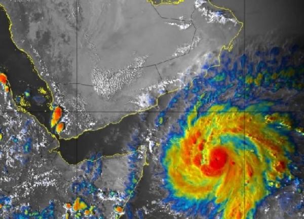 مع بداية تأثيراته المباشرة.. الأمم المتحدة تحذّر من تداعيات إعصار "تيج" على محافظتين يمنيتين