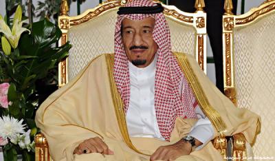 الملك سلمان بن عبد العزيز يوجه بصرف راتبين للموظفين ومكافآت للطلاب السعوديين ويصدر أوامر ملكية هامة نصها