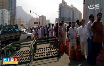 (شاهد بالصور ) أزمة غاز تطال السعودية والطوابير على أبواب المحلات وناشطون يمنيون يعلقون 