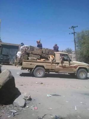 شاهد بالصور - الأسلحة التي قام بنهبها مسلحوا تنظيم القاعدة عند إقتحامهم للواء 19 ميكا بمحافظة شبوة 
