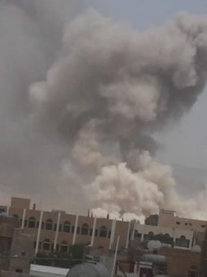 غارات جوية عنيفة على قيادة قوات الأمن الخاصة " الأمن المركزي سابقاً "  بصنعاء وانفجارات عنيفة عقب تلك الغارات ( صور)
