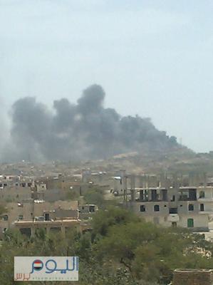 شاهد بالصور أعمدة الدخان وهي تتصاعد نتيجة للغارات الجوية على منطقة " المحجر " اليوم بصنعاء 