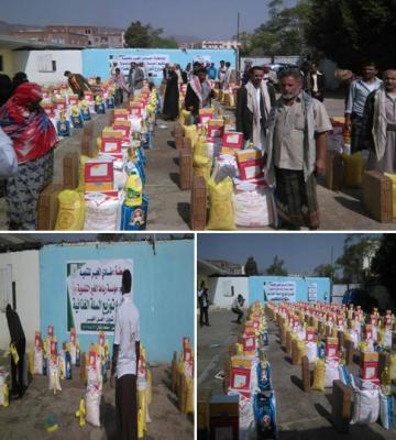 رباط الخير التنموية توزع 200 سلة غذائية للأسر الفقيرة والمتضررة من الأحداث في اليمن 