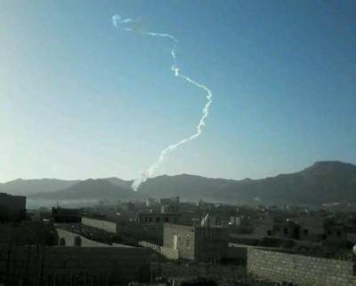 شاهد بالصور لحظة إنطلاق فاشلة للصاروخ الذي اطلقه الحوثيون من العاصمة صنعاء صباح اليوم