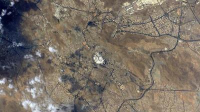 شاهد صورة من الفضاء لمصورعالمي يلتقط بياض الحرم المكي