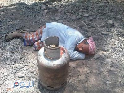 وزير سابق مقرب من الحوثيين يصف الذين يطالبون باسطوانات الغاز بالعملاء ويستشهد بآيات قرآنية
