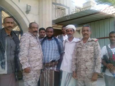 بالصورة .. العميد جواس في منزل العميد الأسير لدى الحوثيين فيصل رجب