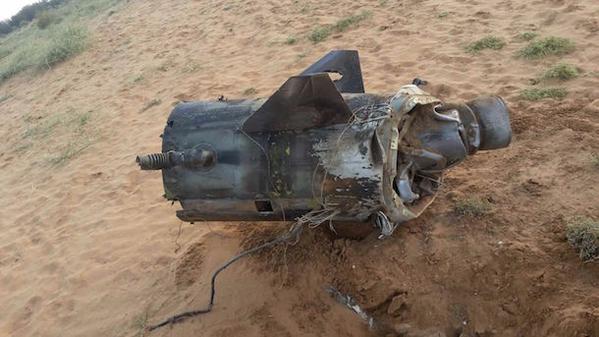 شاهد بالصور .. آثار الصاروخ الذي أطلقه الحوثيون وسقط داخل الأراضي السعوديه فجر اليوم
