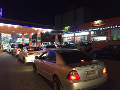 بالصور .. السعوديون يتزاحمون على محطات تعبئة البترول ( الأسعار الجديدة)
