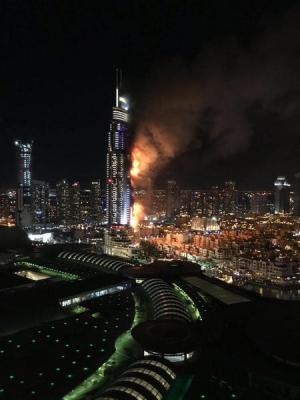 بالفيديو والصور - حريق صخم بأحد الفنادق في دبي