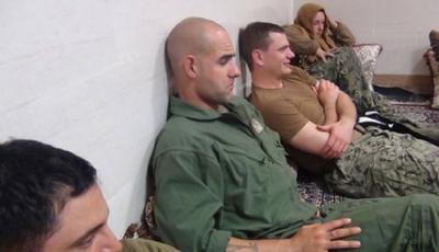 شاهد بالصور .. الأمريكيين الـ 10 أثناء إحتجاز السلطات الأيرانية لهم بعد توقيف زورقين حربيين أمريكيين