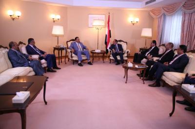 نائب الرئيس " الأحمر" يلتقي الوفد الحكومي المكلف بزيارة محافظتي مأرب والجوف ( صورة)