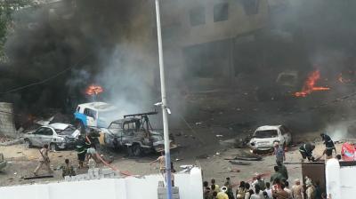 تفاصيل وصور جديدة حول التفجير الإنتحاري والذي إستهدف منزل مدير أمن عدن اللواء شلال شائع صباح اليوم
