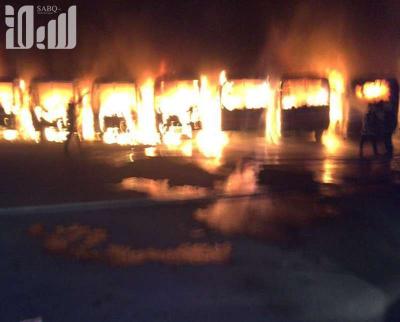 شاهد بالصور والفيديو - العمال يحرقون باصات شركة بن لادن بالسعودية إحتجاجاً على تأخر رواتبهم وترحيلهم